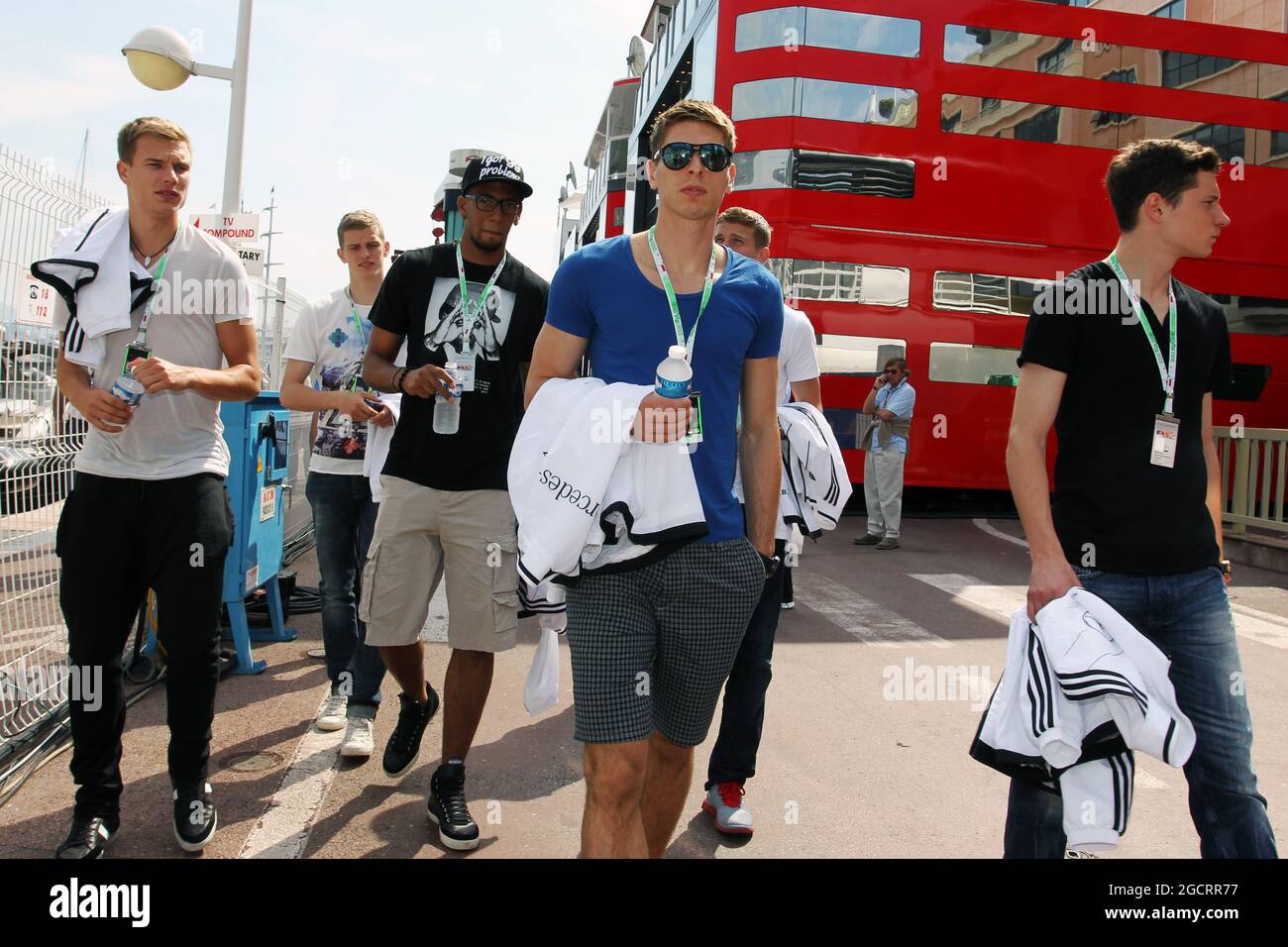 Die deutsche Fußballnationalmannschaft besucht das F1-Fahrerlager. Großer Preis von Monaco, Sonntag, 27. Mai 2012. Monte Carlo, Monaco. Stockfoto