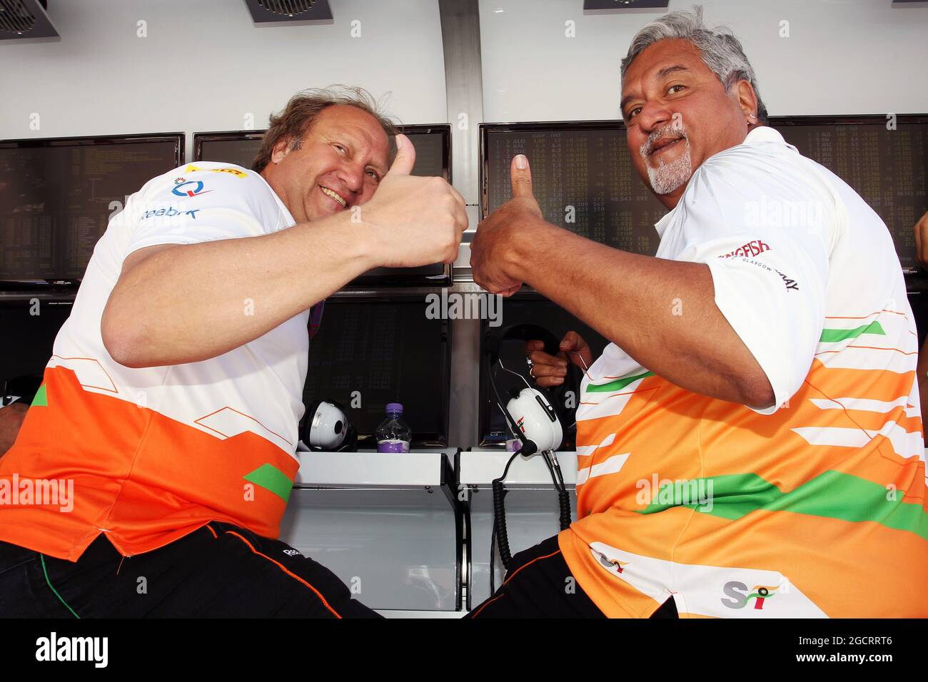 (L bis R): Robert Fearnley (GBR) Sahara Force India F1 Team Deputy Team Principal und Dr. Vijay Mallya (IND) Sahara Force India F1 Team Owner feiern den fünften und siebten Platz für Nico Hulkenberg (GER) Sahara Force India F1 und Paul di Resta (GBR) Sahara Force India F1. Großer Preis von Europa, Sonntag, 24. Juni 2012. Valencia, Spanien. Stockfoto