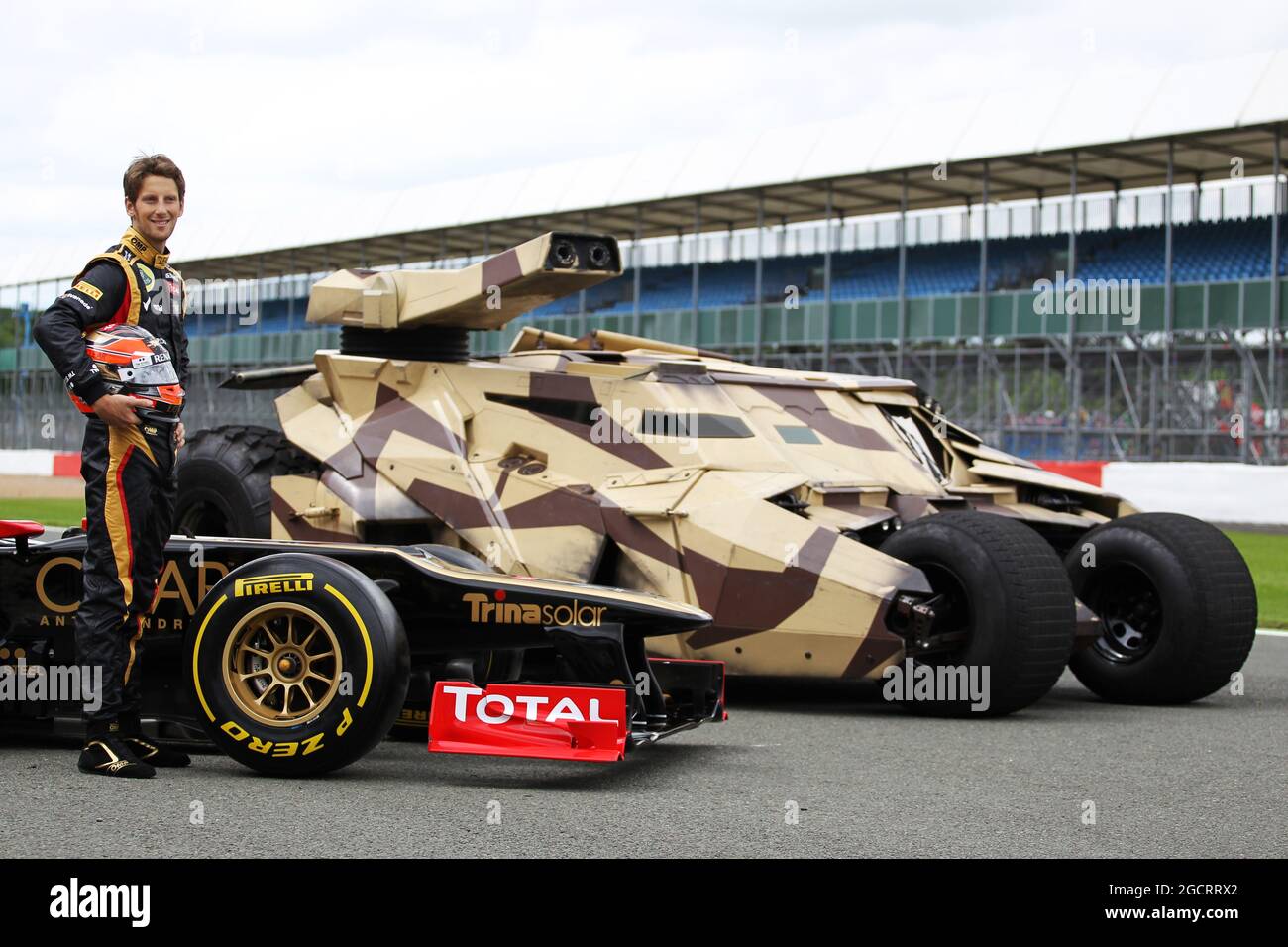 Romain Grosjean (FRA) Lotus F1 E20 mit dem Tumbler-Fahrzeug aus dem Batman-Film The Dark Night Rises. Großer Preis von Großbritannien, Donnerstag, 5. Juli 2012. Silverstone, England. Stockfoto