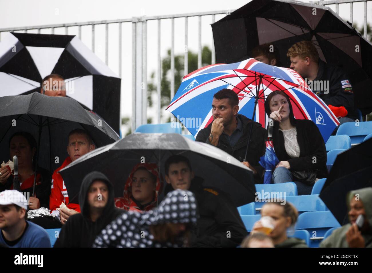 Fans trotzen dem Regen auf den Tribünen. Großer Preis von Großbritannien, Freitag, 6. Juli 2012. Silverstone, England. Stockfoto