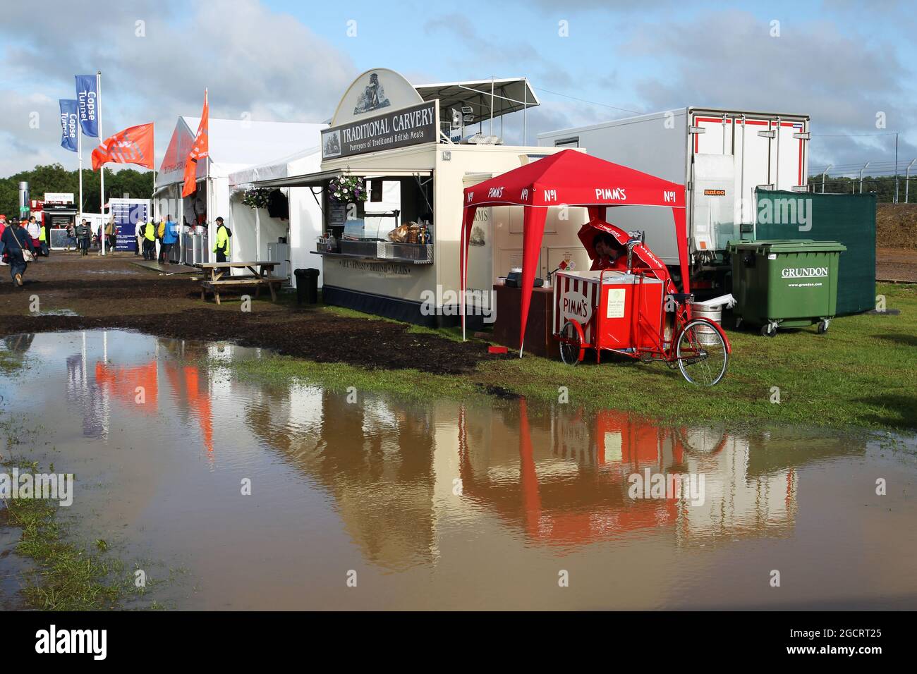 Ein nasser und schlammiger Warenbereich. Großer Preis von Großbritannien, Freitag, 6. Juli 2012. Silverstone, England. Stockfoto