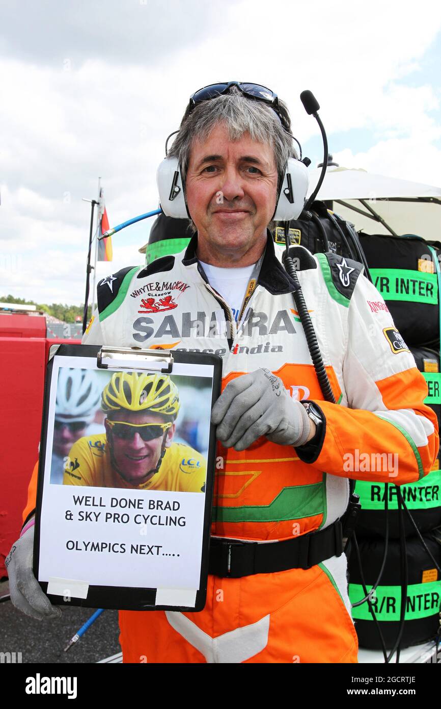 Neil Dickie (GBR) Sahara Force India F1 Team mit einer Gratulationsbotschaft für den Gewinner der Tour De France von Bradley Wiggins (GBR). Großer Preis von Deutschland, Sonntag, 22. Juli 2012. Hockenheim, Deutschland. Stockfoto