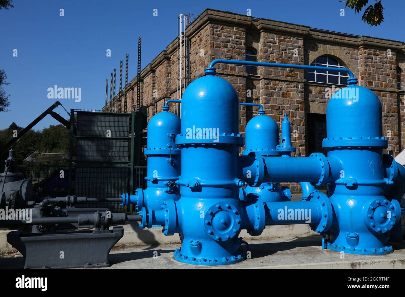 Mülheim an der Ruhr in Deutschland. Wasserkraftwerk an der Ruhr. Alte Wasserpumpen. Stockfoto Mülheim an der Ruhr in Deutschland. Wasserkraftwerk an der Ruhr. Alte Wasserpumpen. Stockfoto