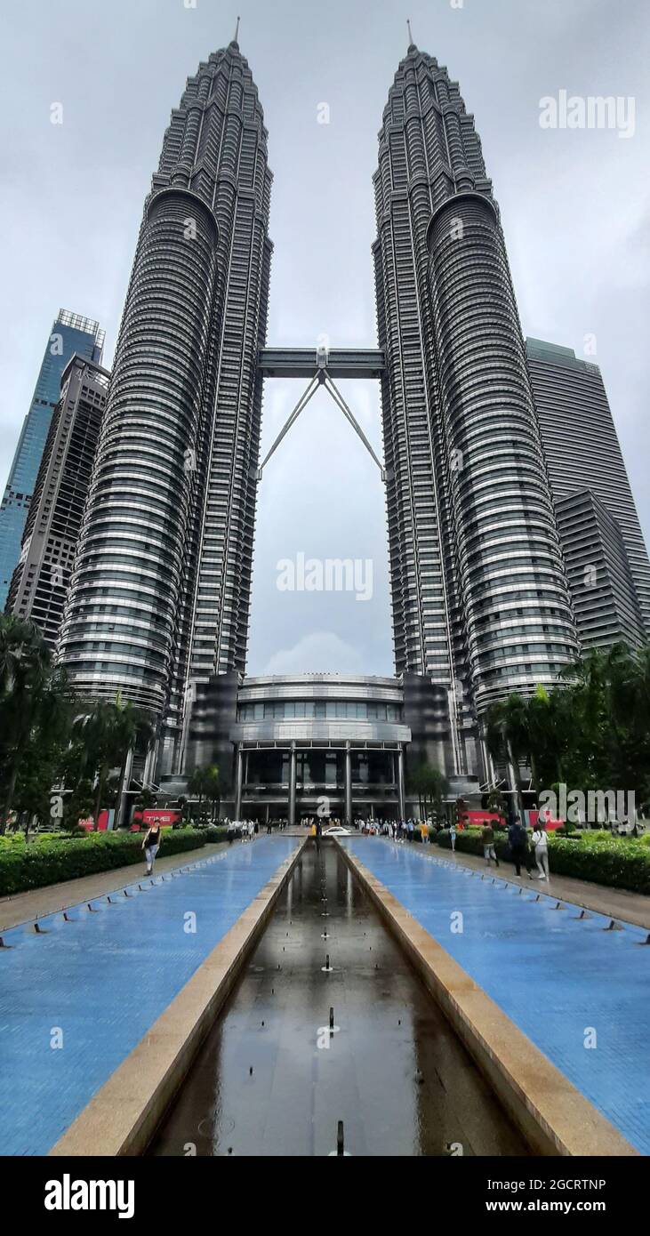 KUALA LUMPUR, MALAYSIA - 29. Jan 2020: Eine Aufnahme der malerischen Petronas Twin Towers, einem Zwillingsgebäude in Kuala Lumpur Stockfoto