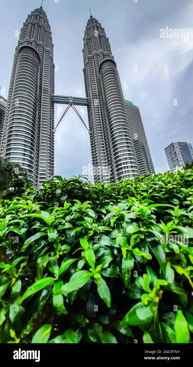 KUALA LUMPUR, MALAYSIA - 29. Jan 2020: Eine Aufnahme der malerischen Petronas Twin Towers, einem Zwillingsgebäude in Kuala Lumpur Stockfoto