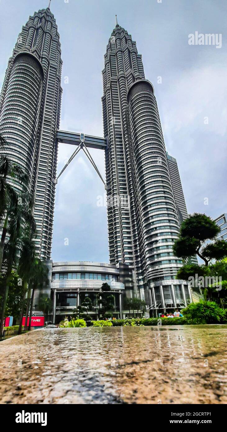 KUALA LUMPUR, MALAYSIA - 29. Jan 2020: Eine Aufnahme der malerischen Petronas Twin Towers, einem Zwillingsgebäude in Kuala Lumpur Stockfoto