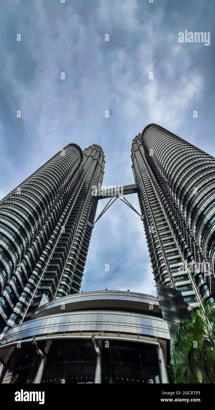 KUALA LUMPUR, MALAYSIA - 29. Jan 2020: Eine Aufnahme der malerischen Petronas Twin Towers, einem Zwillingsgebäude in Kuala Lumpur Stockfoto