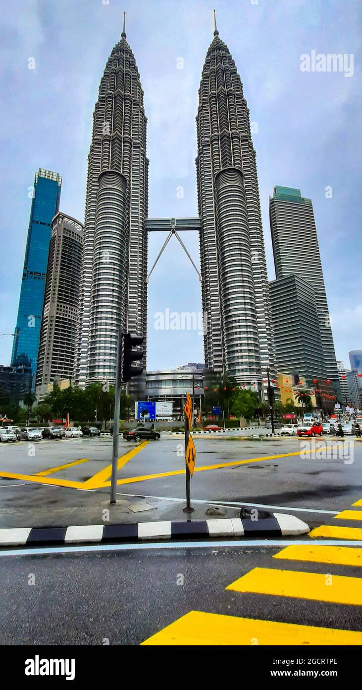 KUALA LUMPUR, MALAYSIA - 29. Jan 2020: Die malerischen Petronas Twin Towers, ein Zwillingsgebäude in Kuala Lumpur, Malaysia Stockfoto