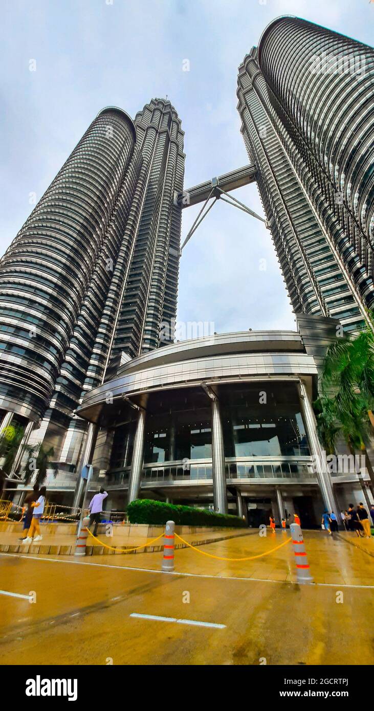 KUALA LUMPUR, MALAYSIA - 29. Jan 2020: Eine Aufnahme der malerischen Petronas Twin Towers, einem Zwillingsgebäude in Kuala Lumpur Stockfoto