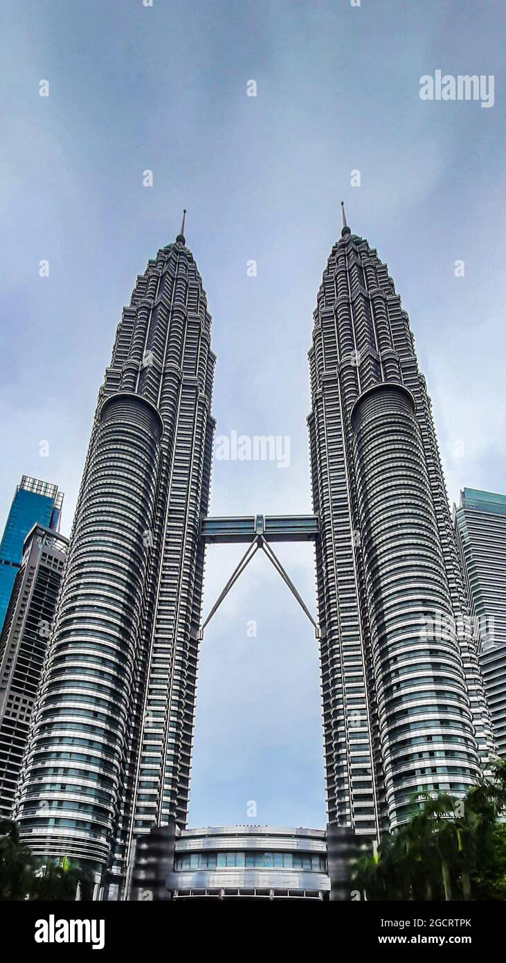 KUALA LUMPUR, MALAYSIA - 29. Jan 2020: Eine Aufnahme der malerischen Petronas Twin Towers, einem Zwillingsgebäude in Kuala Lumpur Stockfoto