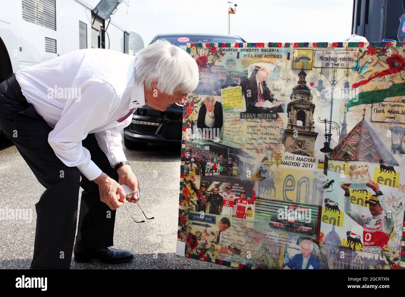 Bernie Ecclestone (GBR), CEO der Formula One Group (FOM), wirft einen genaueren Blick auf eine ungarische Grand-Prix-Montage des Künstlers Mark Dickens. Großer Preis von Ungarn, Sonntag, 29. Juli 2012. Budapest, Ungarn. Stockfoto