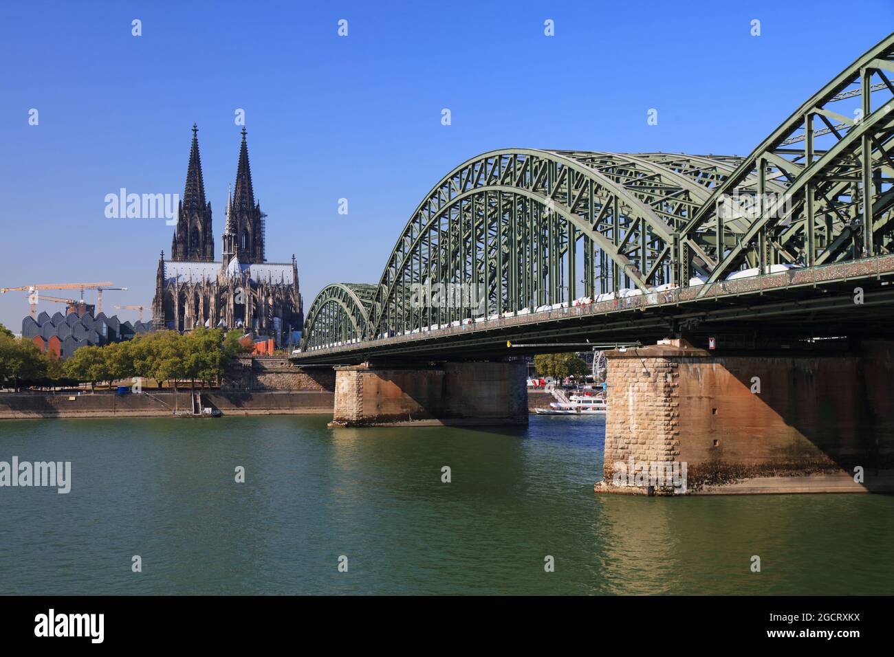 Eisenbahnbrücke in Köln, Deutschland. Hohenzollernbrücke in Köln. Stockfoto