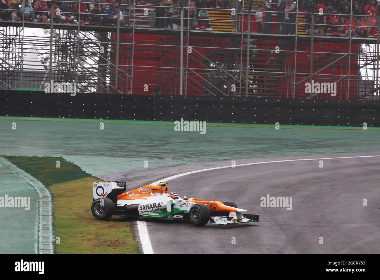 Nico Hulkenberg (GER) Sahara Force India F1 VJM05 und Lewis Hamilton (GBR) McLaren MP4/27 kämpfen um die Führung des Rennens. Großer Preis von Brasilien, Sonntag, 25. November 2012. Sao Paulo, Brasilien. Stockfoto