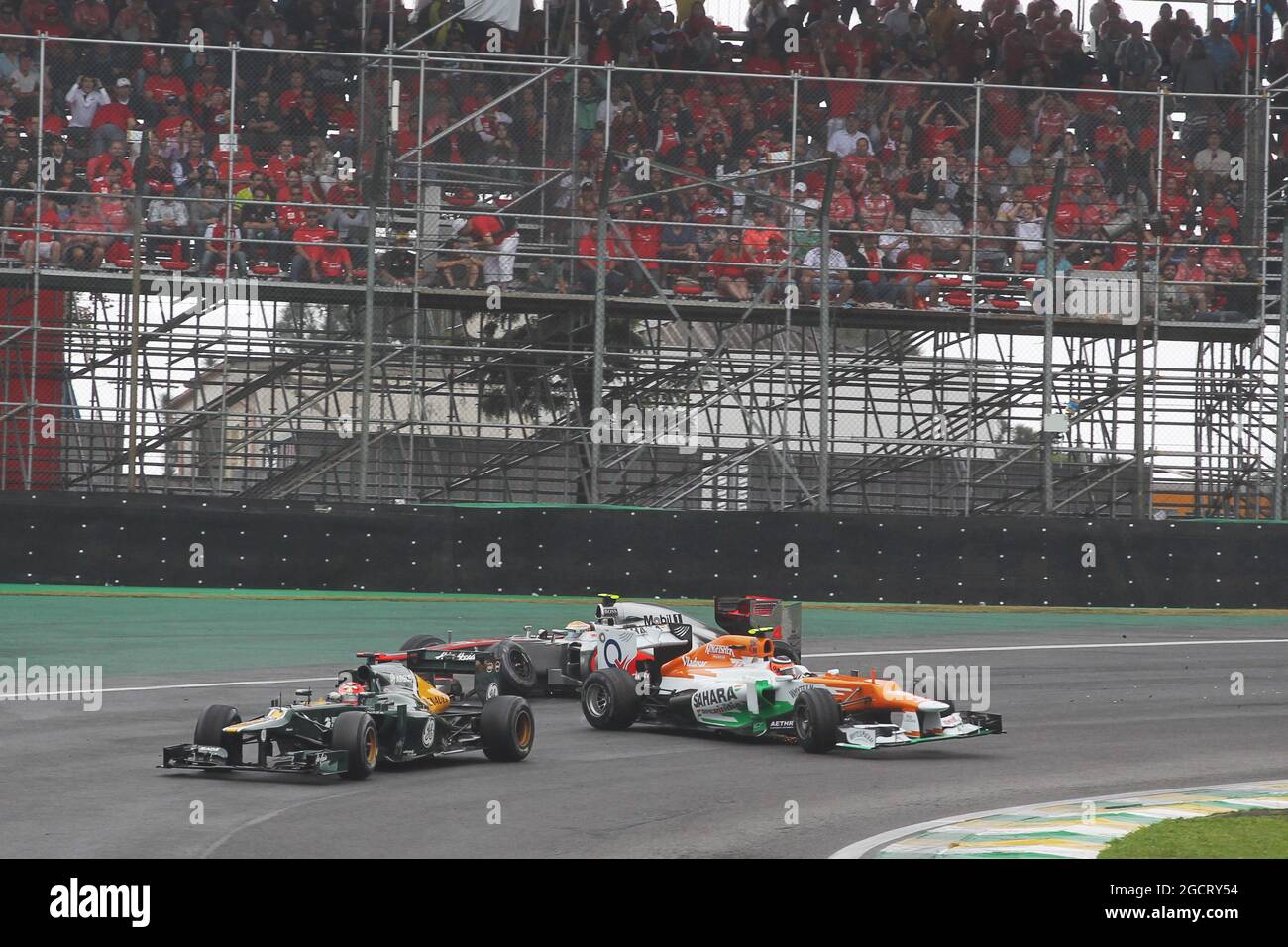 Nico Hulkenberg (GER) Sahara Force India F1 VJM05 und Lewis Hamilton (GBR) McLaren MP4/27 kämpfen um die Führung des Rennens. Großer Preis von Brasilien, Sonntag, 25. November 2012. Sao Paulo, Brasilien. Stockfoto