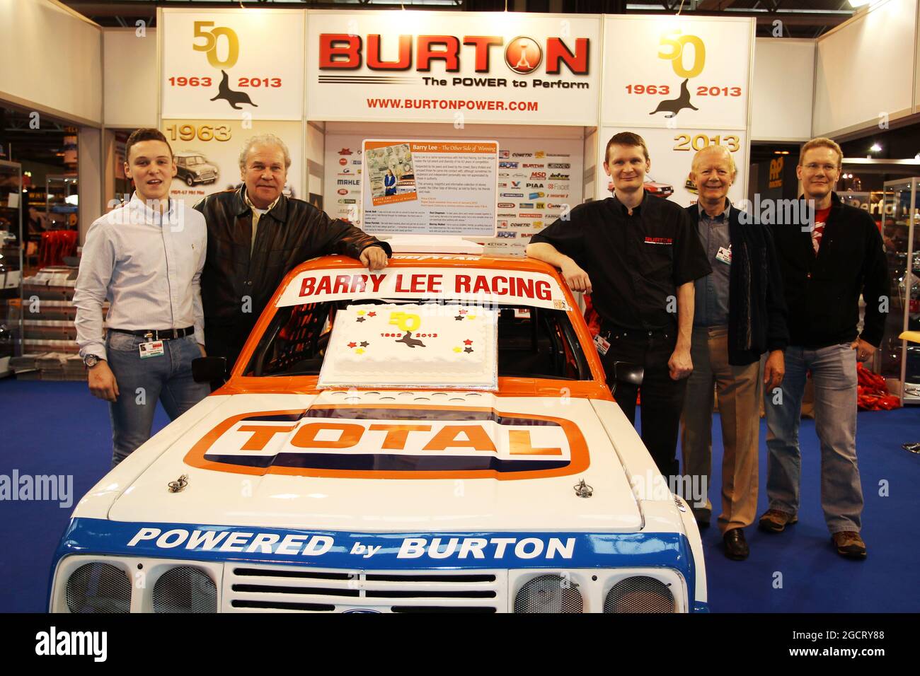 Barry Lee (GBR) (links) feiert 50 Jahre Rennsport am Burton-Stand. Autosport International, Donnerstag, 10. Januar 2013. National Exhibition Centre, Birmingham, England. Stockfoto