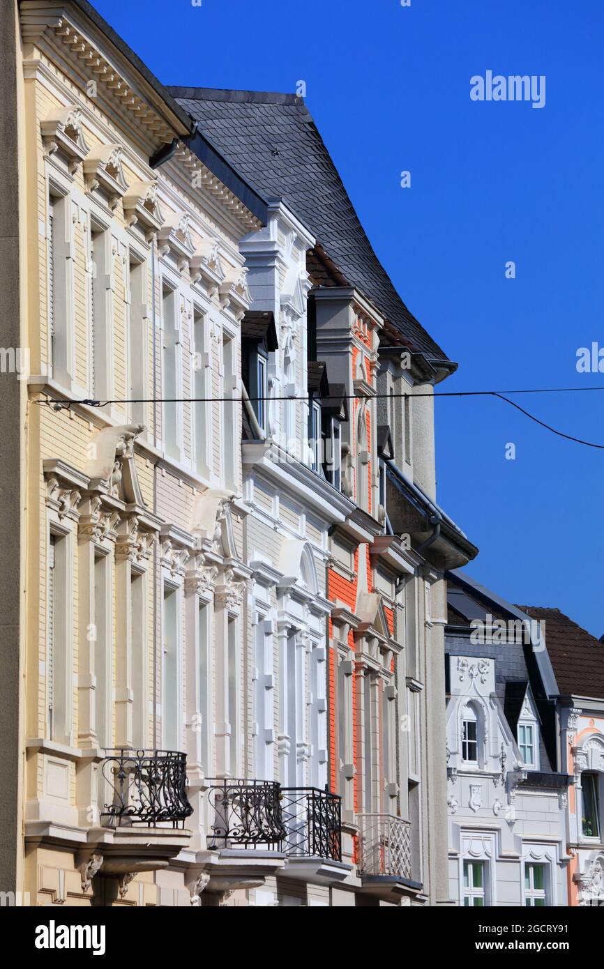 Monchengladbach Stadt in Deutschland. Blick auf die Straße mit Wohnarchitektur. Stockfoto