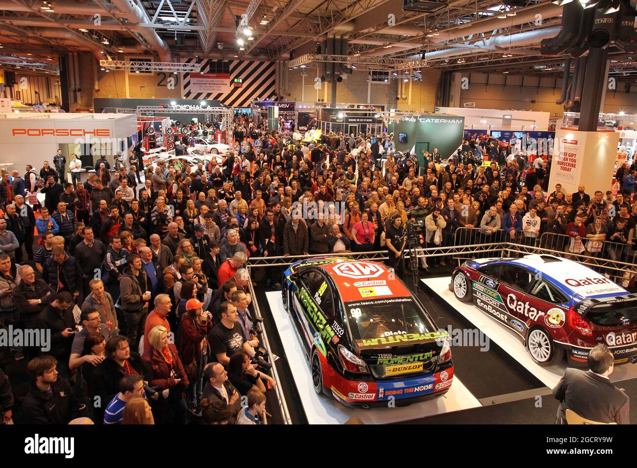 Besucher strömen auf die Autosport-Bühne. Autosport International, Samstag 12. Januar 2013. National Exhibition Centre, Birmingham, England. Stockfoto