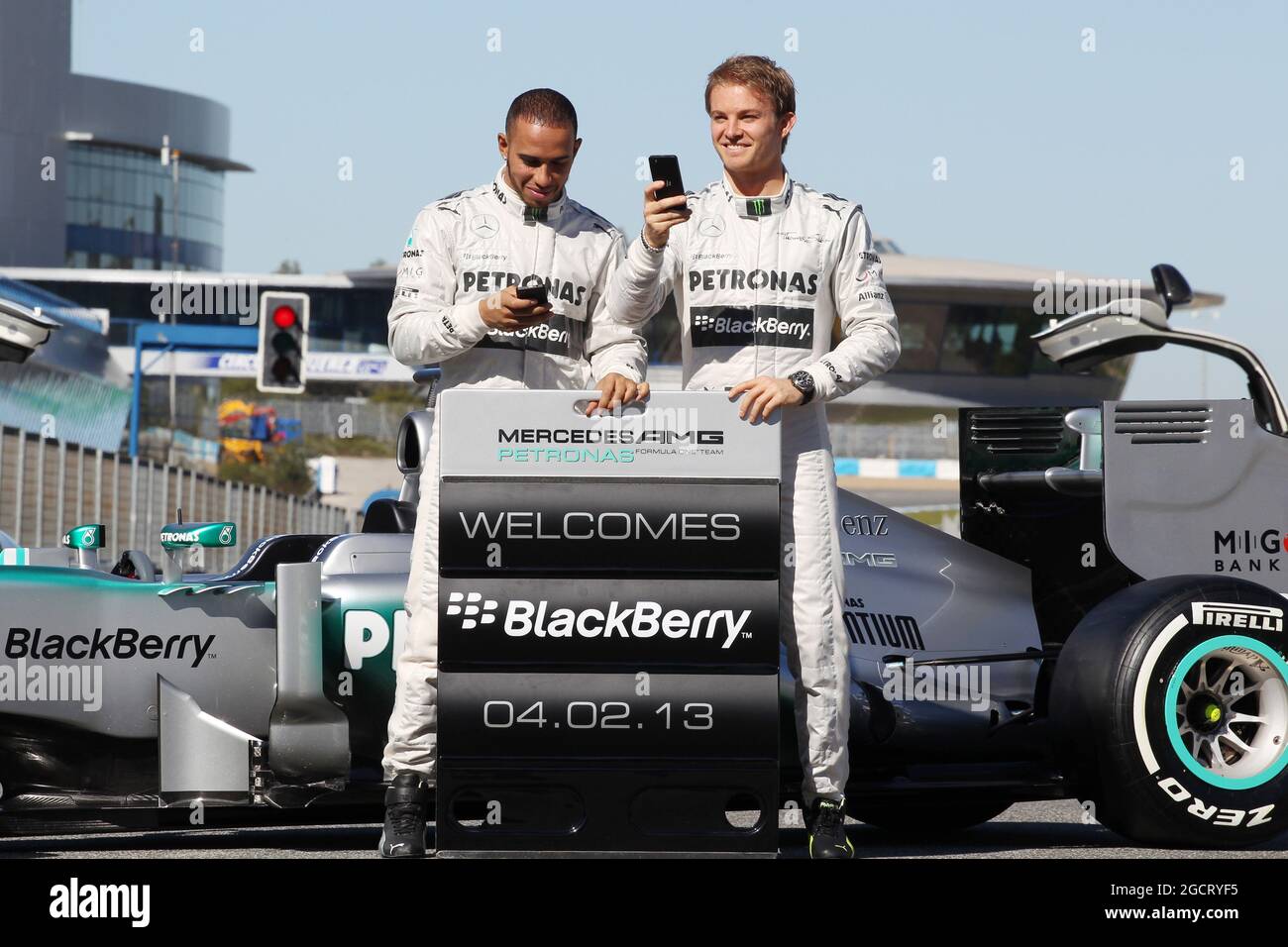 Lewis Hamilton (GBR) Mercedes AMG F1 und Teamkollege mit dem neuen Mercedes AMG F1 W04 werben für neue Sponsoren Blackberry. Mercedes AMG F1 W04 Launch, Montag, 4. Februar 2013. Jerez, Spanien. Stockfoto