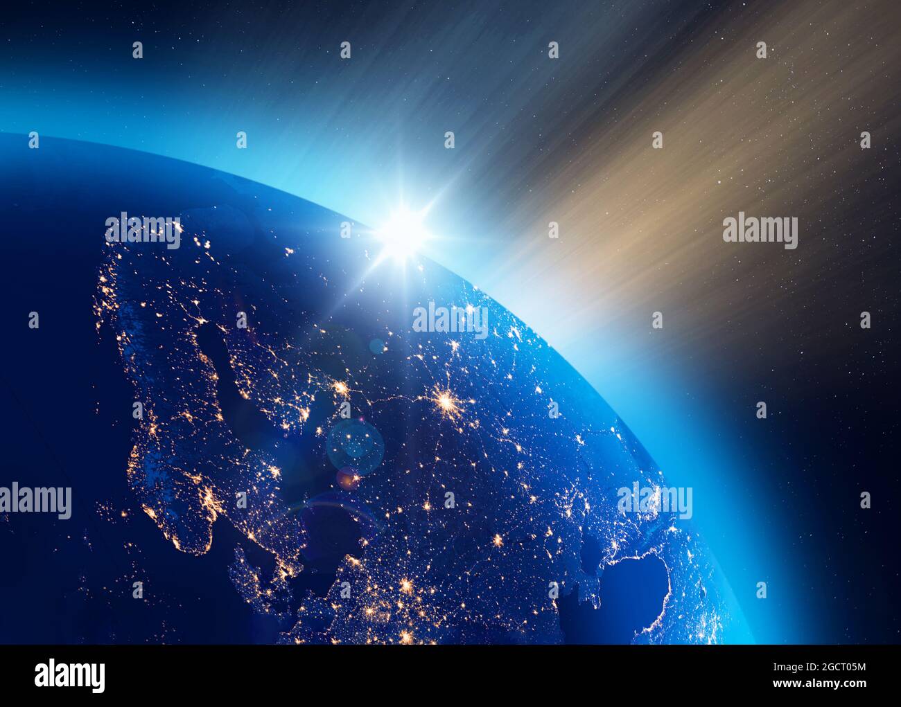 Illustration des Sonnenaufgangs über dem Planeten Erde, Skandinavien und Nordeuropa Stadtlichter sichtbar. Energieverbrauchskonzept. Einige Elemente des imag Stockfoto