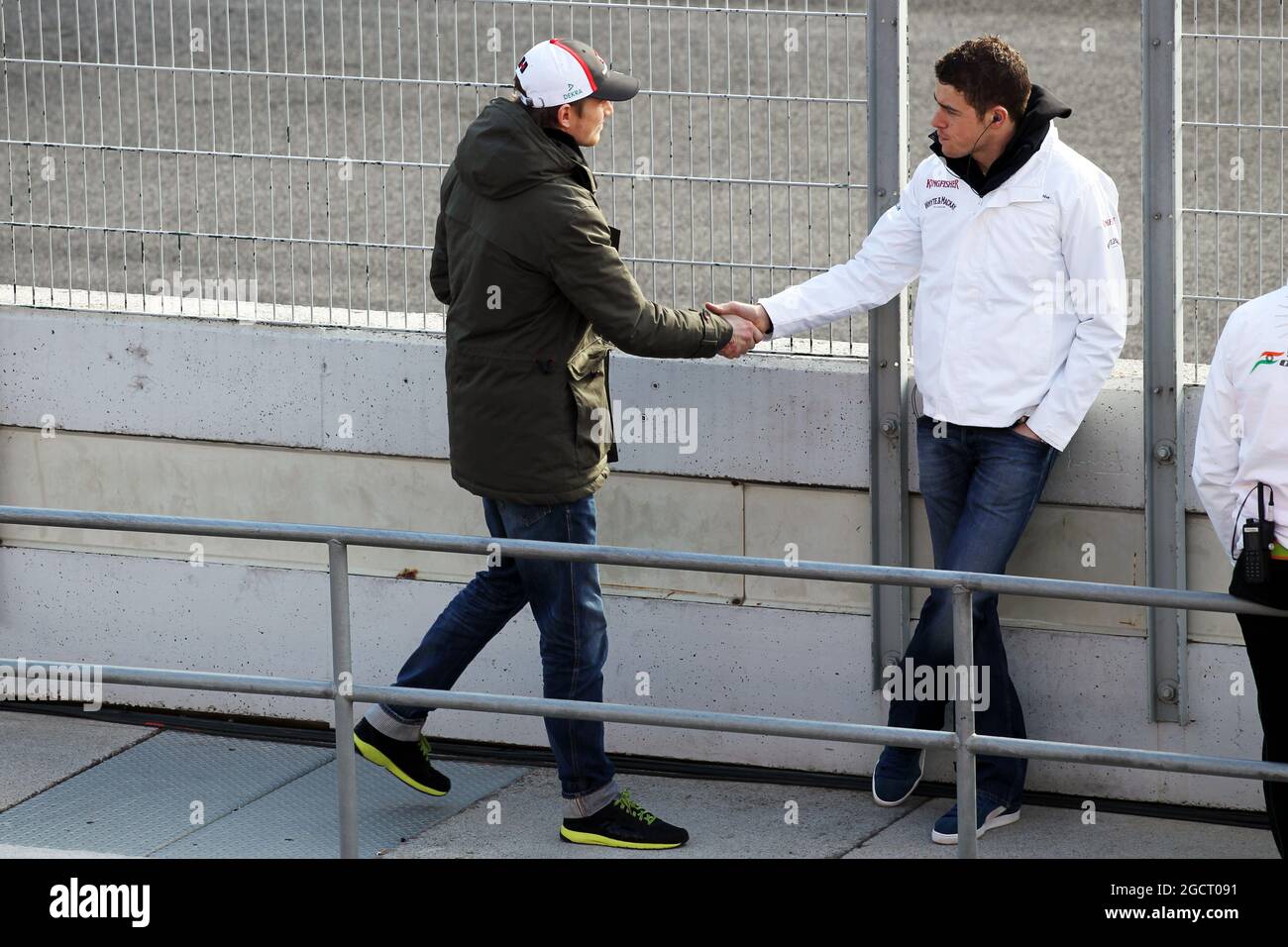 (L bis R): Nico Hulkenberg (GER) sauber mit dem ehemaligen Teamkollegen Paul di Resta (GBR) Sahara Force India F1. Formel-1-Tests, Tag drei, Samstag, 2. März 2013. Barcelona, Spanien. Stockfoto