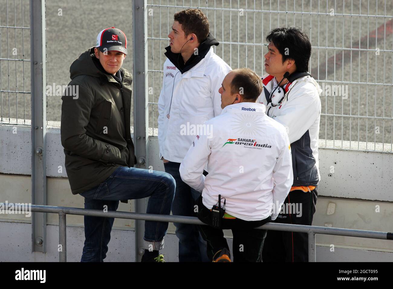 Nico Hulkenberg (GER) sauber mit ehemaligem Teampersonal und Teamkollege Paul di Resta (GBR) Sahara Force India F1. Formel-1-Tests, Tag drei, Samstag, 2. März 2013. Barcelona, Spanien. Stockfoto