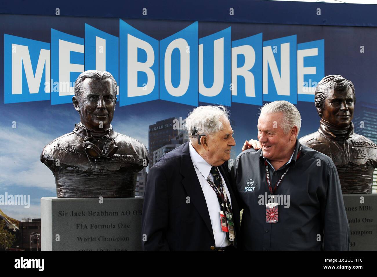 (L bis R): Sir Jack Brabham (AUS) und sein Mitweltmeister Alan Jones (AUS) mit den Statuen, die zu ihren Ehren enthüllt wurden. Großer Preis von Australien, Sonntag, 17. März 2013. Albert Park, Melbourne, Australien. Stockfoto