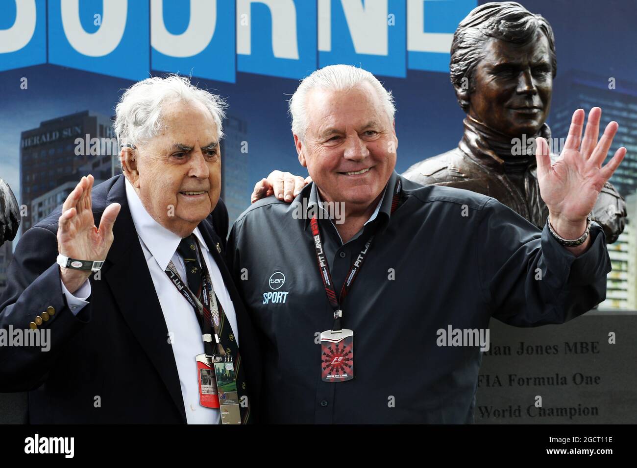 (L bis R): Sir Jack Brabham (AUS) und sein Mitweltmeister Alan Jones (AUS) mit den Statuen, die zu ihren Ehren enthüllt wurden. Großer Preis von Australien, Sonntag, 17. März 2013. Albert Park, Melbourne, Australien. Stockfoto