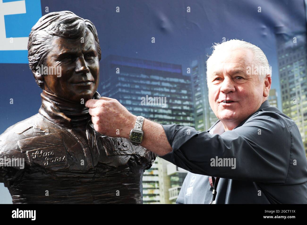 F1-Weltmeister Alan Jones (AUS) und eine Statue, die ihm zu Ehren enthüllt wurde. Großer Preis von Australien, Sonntag, 17. März 2013. Albert Park, Melbourne, Australien. Stockfoto