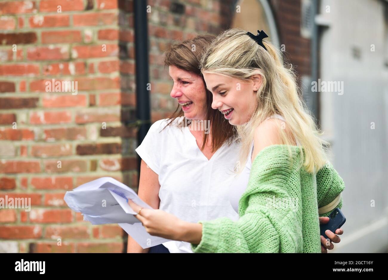 Lewes Sussex UK 10. August 2021 - Schüler und Eltern der Lewes Old Grammar School in Sussex feiern W, nachdem sie ihre A-Level-Prüfungsergebnisse erhalten haben. In diesem Jahr wurden die Noten aufgrund der Pandemie nicht durch Prüfungen, sondern durch die Schätzungen der Lehrer bestimmt. : Credit Simon Dack/Vervate/Alamy Live News Stockfoto