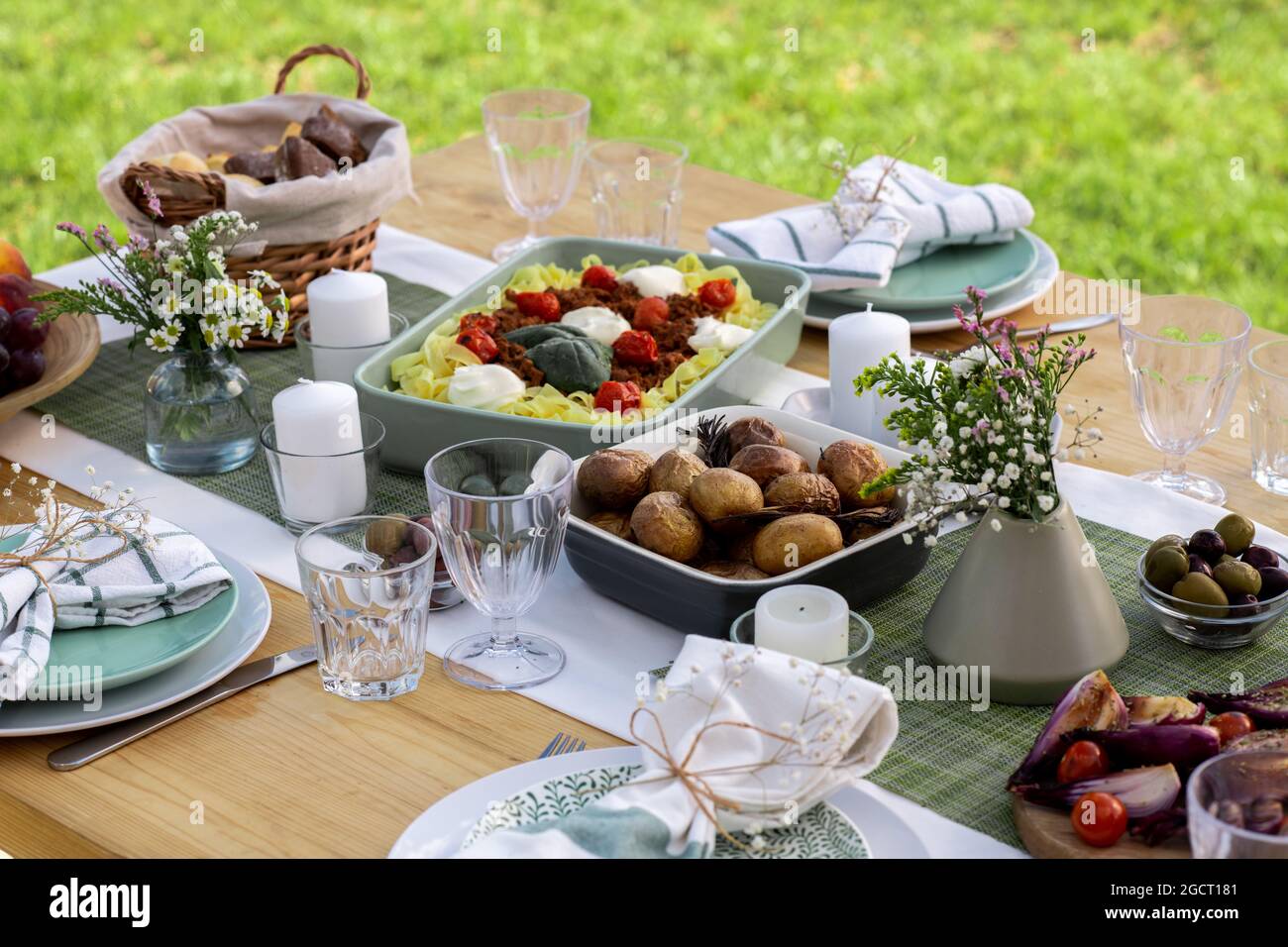Serviert wird ein Tisch mit einer Vielzahl von appetitlichen hausgemachten Speisen, die zum Mittagessen zubereitet werden Stockfoto