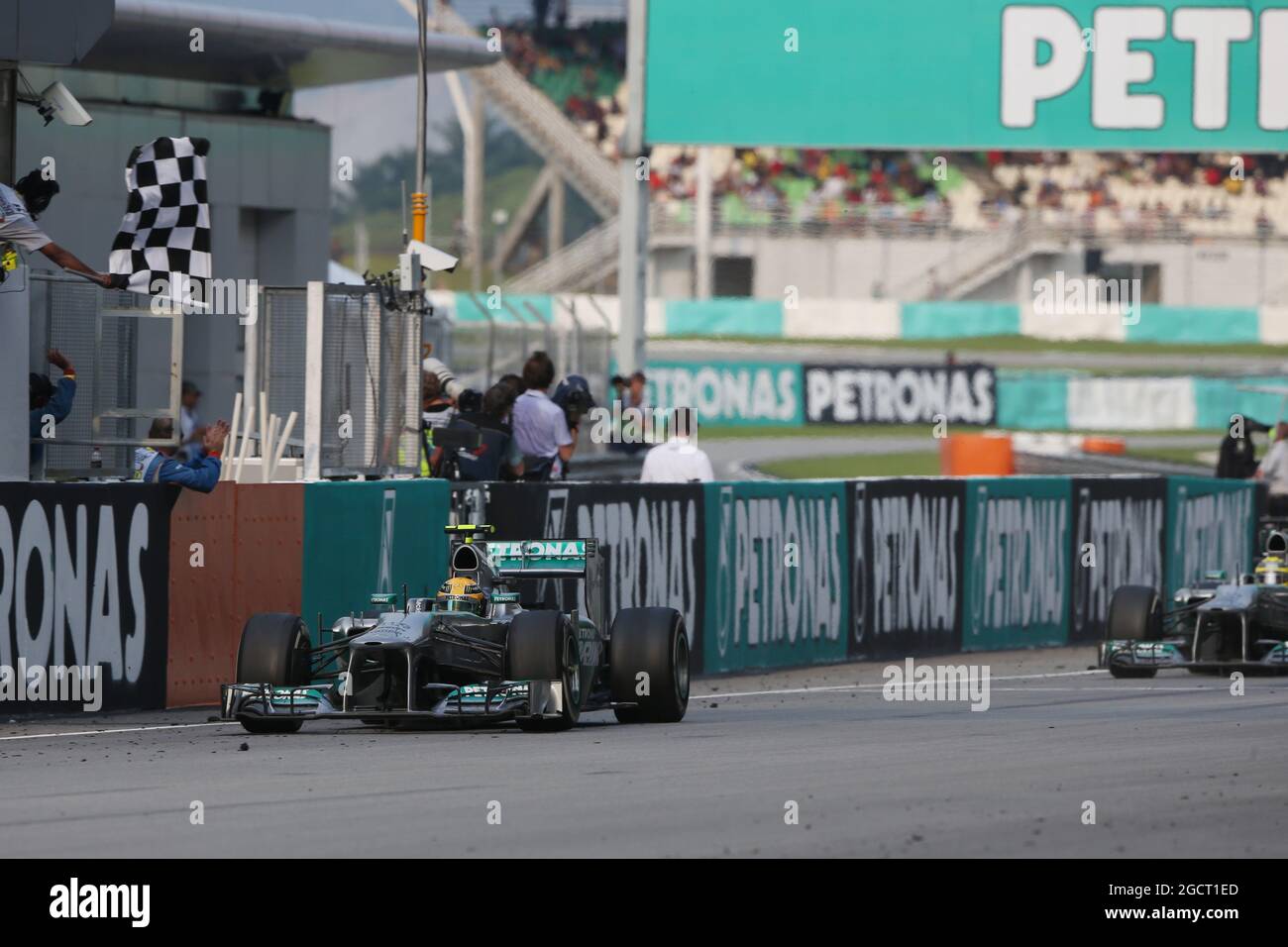 Der drittplatzierte Mercedes AMG F1 W04 von Lewis Hamilton (GBR) endet vor Teamkollege Nico Rosberg (GER) Mercedes AMG F1 W04. Großer Preis von Malaysia, Sonntag, 24. März 2013. Sepang, Kuala Lumpur, Malaysia. Stockfoto