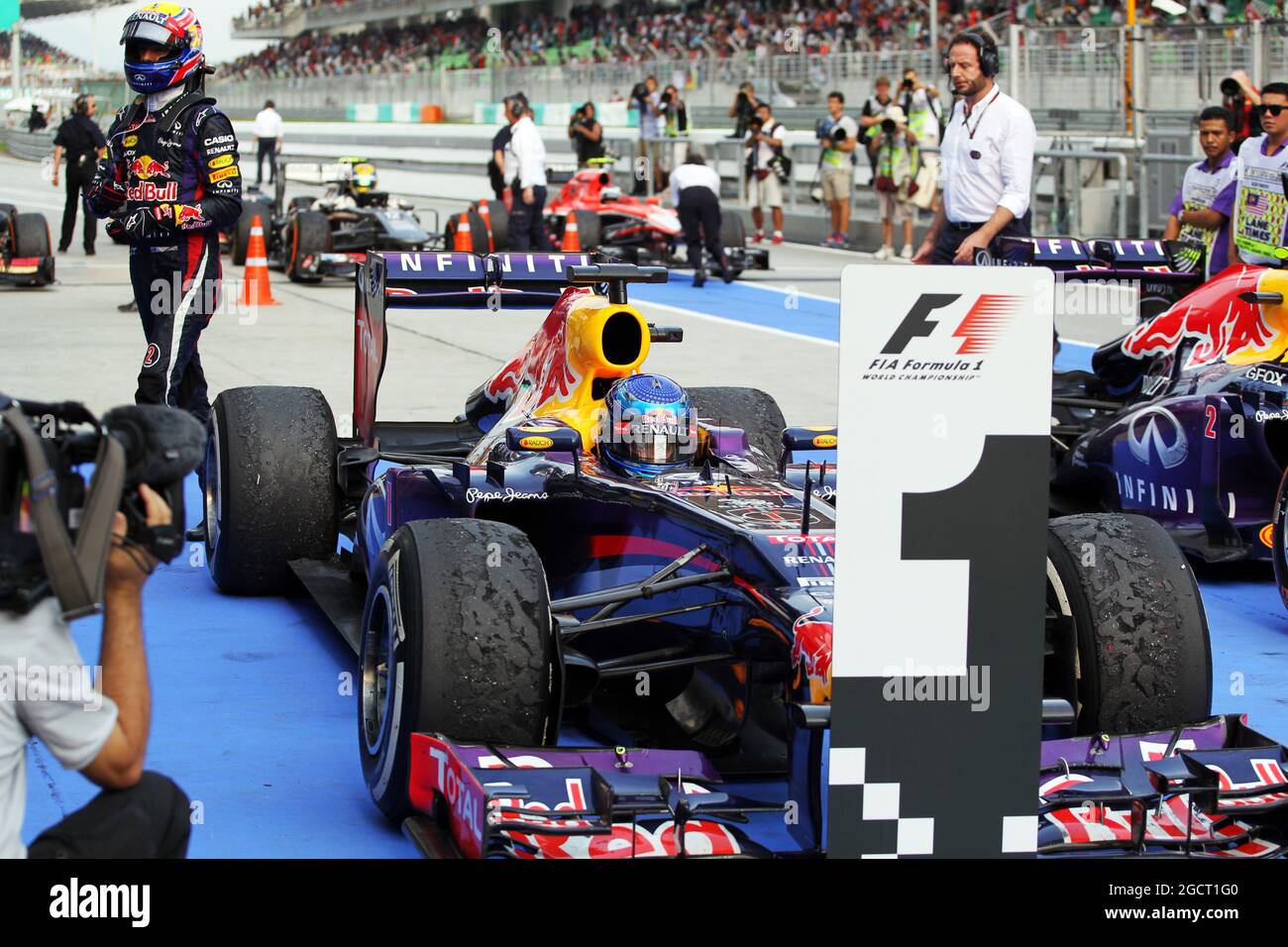 Rennsieger Sebastian Vettel (GER) Red Bull Racing RB9 im Parc Ferme als Teamkollege Mark Webber (AUS) Red Bull Racing vorbeiläuft. Großer Preis von Malaysia, Sonntag, 24. März 2013. Sepang, Kuala Lumpur, Malaysia. Stockfoto