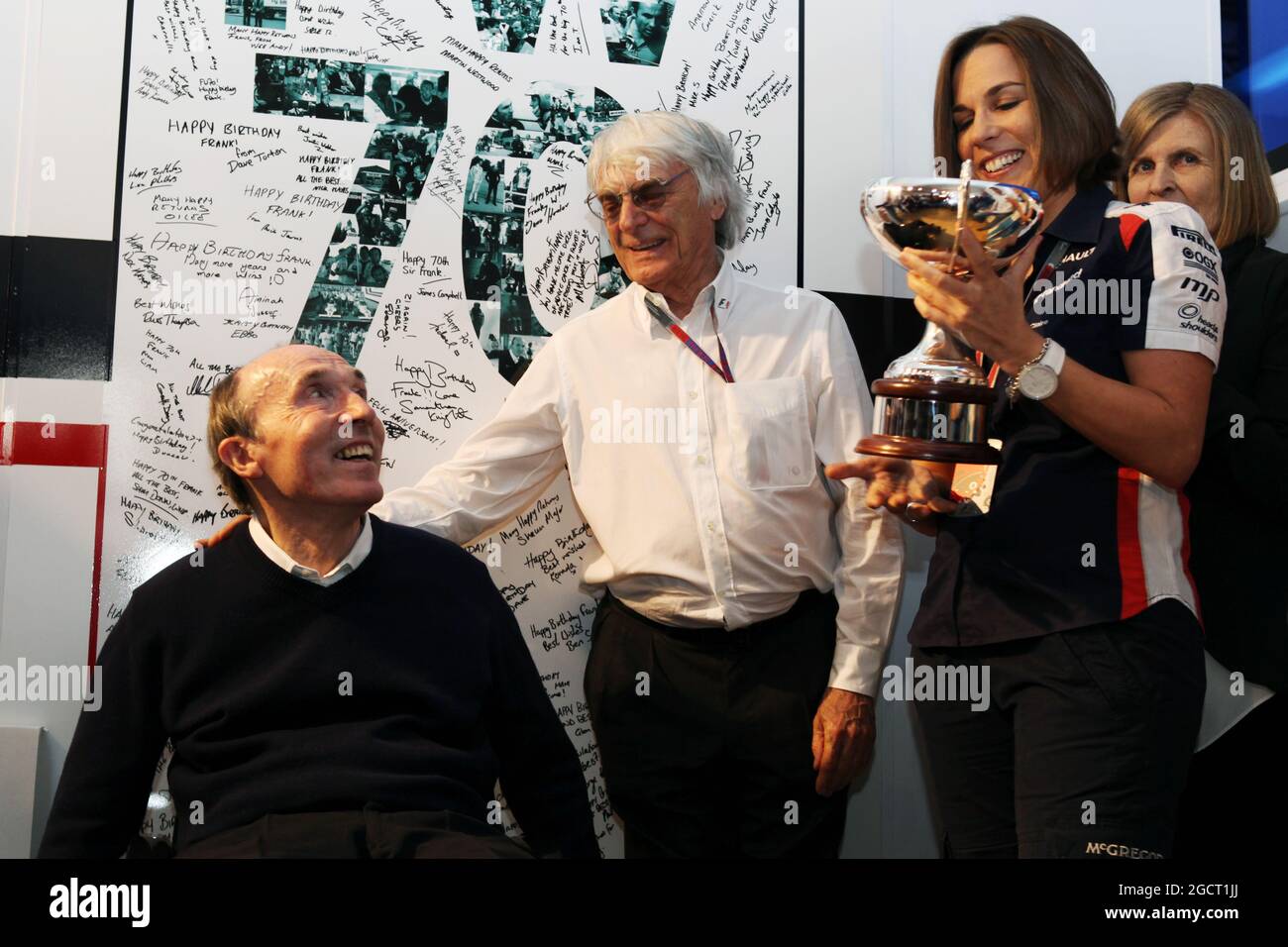 (L bis R): Frank Williams (GBR) Williams Team Owner feiert seinen 70. Geburtstag mit Bernie Ecclestone (GBR) CEO Formula One Group (FOM) und Claire Williams (GBR) Williams Press Officer. Großer Preis von Spanien, Samstag, 12. Mai 2012. Barcelona, Spanien. Stockfoto