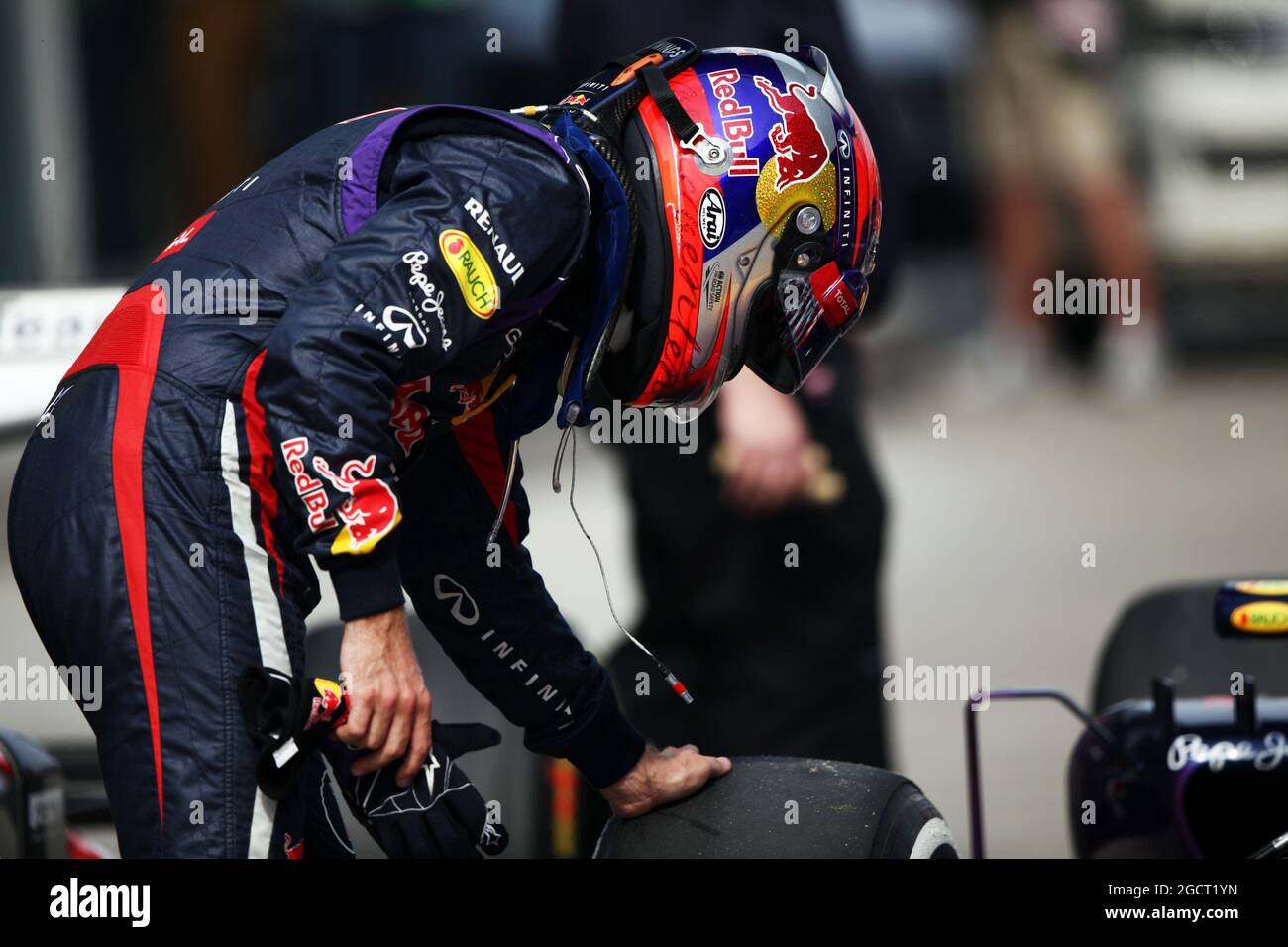 Sebastian Vettel (GER) Red Bull Racing RB9 prüft den mittleren Pirelli-Reifen, den er in seiner letzten Qualifikationsrunde im Parc Ferme einschloss. Großer Preis von China, Samstag, 13. April 2013. Shanghai, China. Stockfoto
