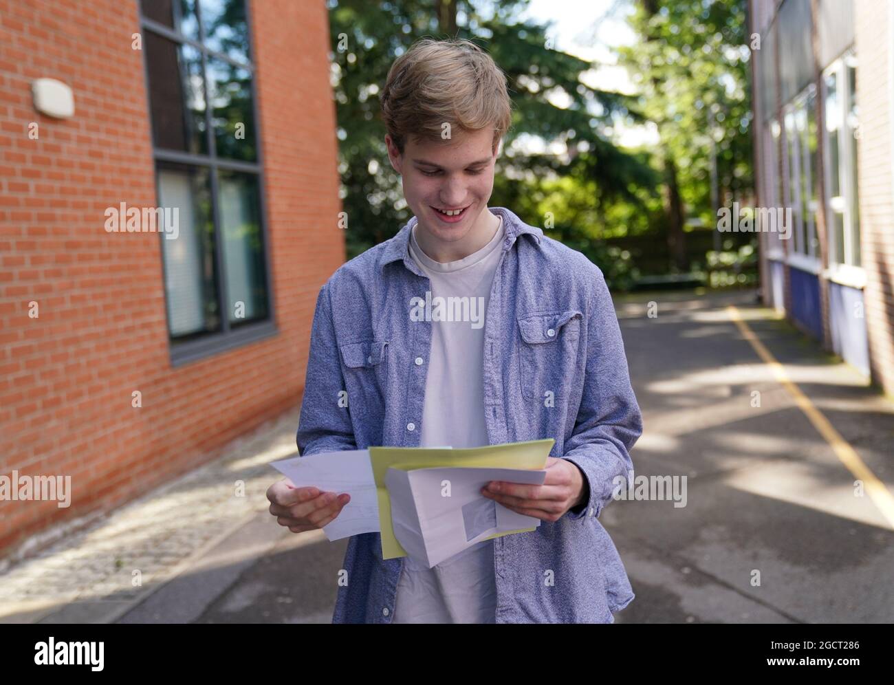 Sam Hunt, 18, am Peter Symonds College in Winchester, Hampshire, als Studenten ihre A-Level-Ergebnisse erhalten. Bilddatum: Dienstag, 10. August 2021. Stockfoto