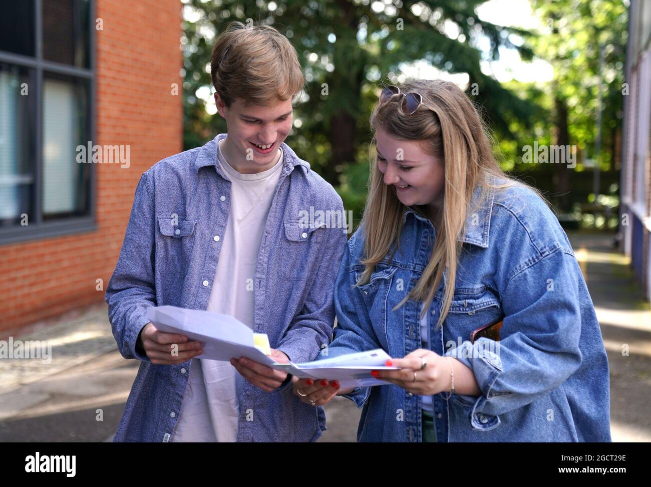 Sam Hunt und Elizabeth Rhodes am Peter Symonds College in Winchester, Hampshire, während Studenten ihre A-Level-Ergebnisse erhalten. Bilddatum: Dienstag, 10. August 2021. Stockfoto