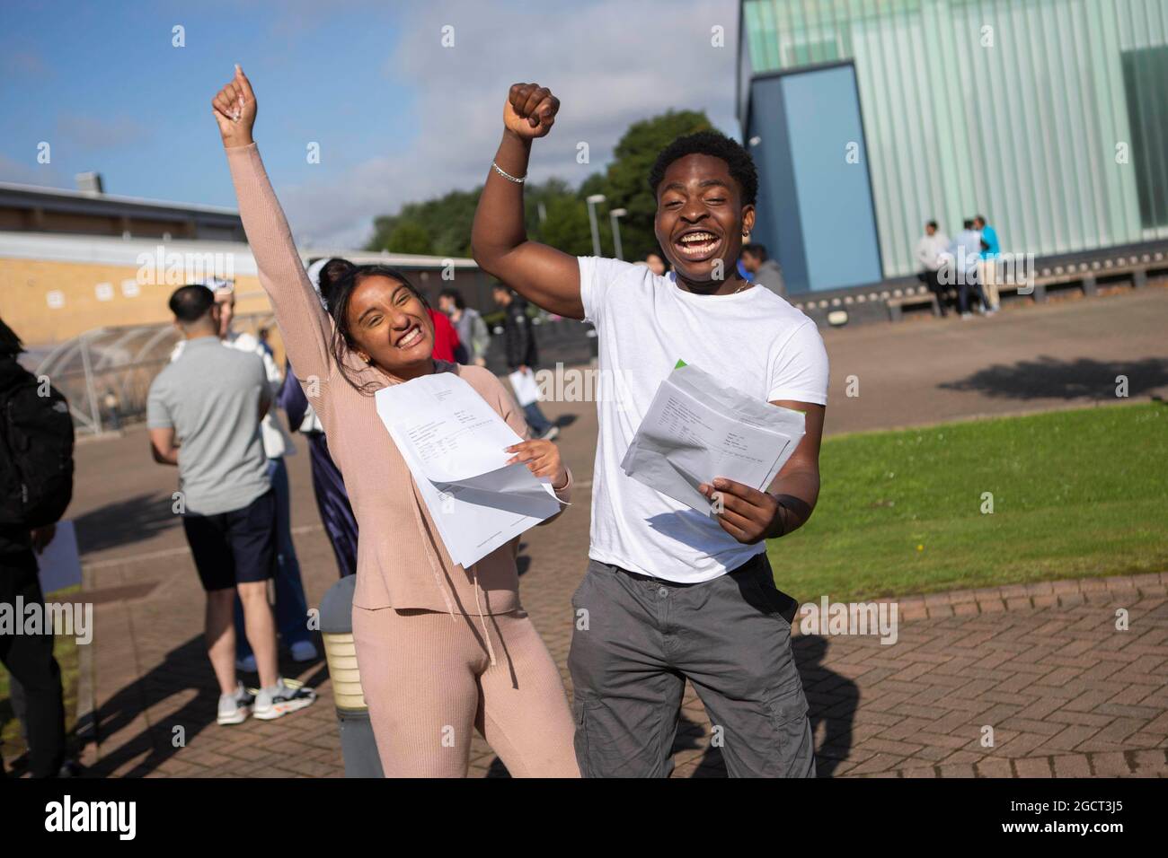 Die Studenten Ade Olugboji (rechts) und Nyat Aron-Yohannes feiern in der Brampton Manor Academy in London, nachdem sie ihre A-Level-Ergebnisse erhalten haben. Bilddatum: Dienstag, 10. August 2021. Stockfoto