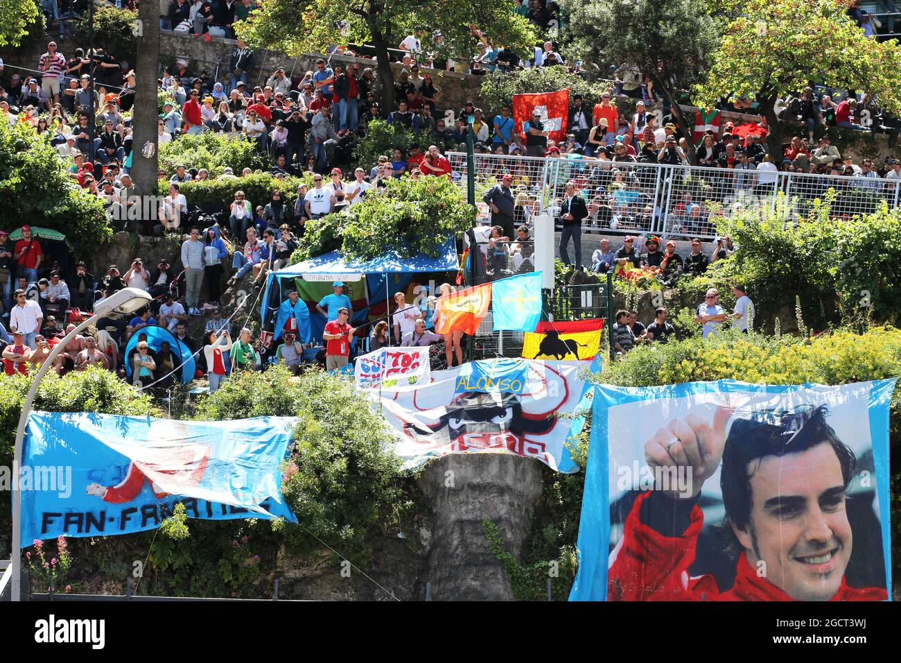 Fans auf dem Hügel mit Transparenten für Fernando Alonso (ESP) Ferrari. Großer Preis von Monaco, Sonntag, 26. Mai 2013. Monte Carlo, Monaco. Stockfoto