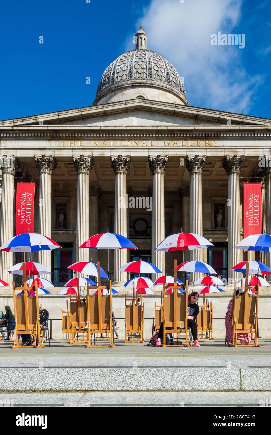 London, Großbritannien. 10th. August 2021. Die National Gallery eröffnet auf dem Trafalgar Square die Ausstellung „Nation’s Favourites“ und öffnet Sketch on the Square. Erwachsene und Kinder strömen zu den Staffeleien, um Skizzen zu machen, und andere bewundern die Gemälde, die für diese Sommerausstellung ab dem 10th. August vor der Nationalgalerie gezeigt werden. Stockfoto