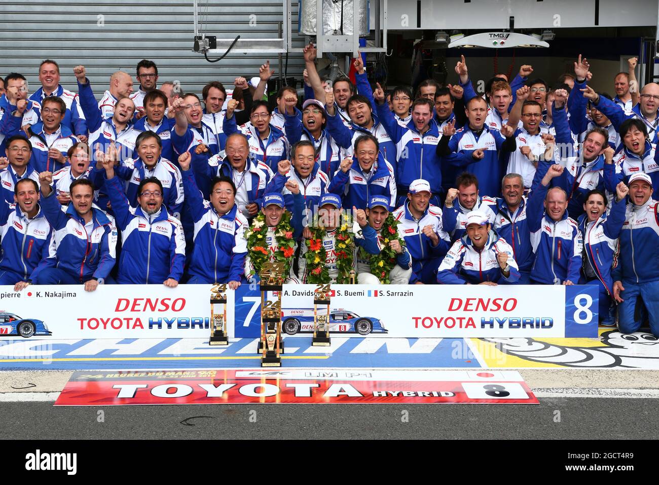 Das Team von Toyota Racing feiert den zweiten Platz für das #08-Auto: Anthony Davidson (GBR)/Sebastien Buemi (SUI)/Stephane Sarrazin (FRA). 24-Stunden-Rennen von Le Mans, Sonntag, 23. Juni 2013. Le Mans, Frankreich. Stockfoto