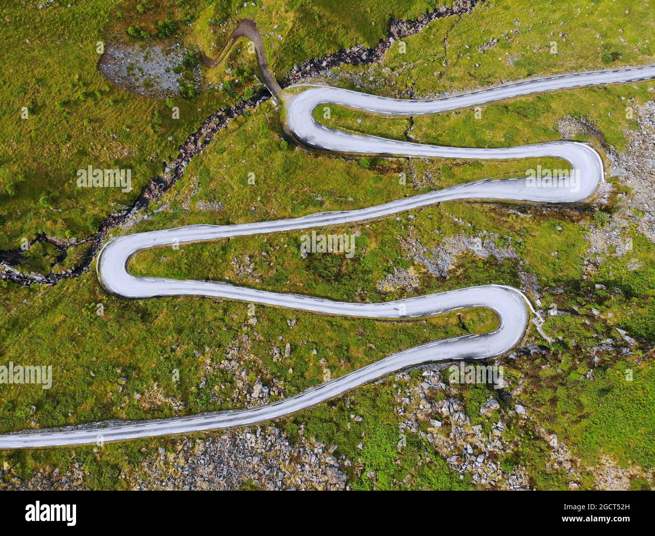 Blick auf die kurvenreiche Drohne in Norwegen. Landschaft von Hoddevik auf der Halbinsel Stadlandet, Norwegen. Stockfoto