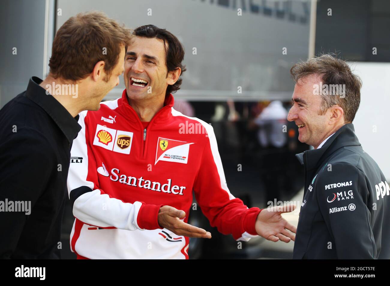 (L bis R): Alex Wurz (AUT) Williams Driver Mentor mit Pedro De La Rosa (ESP) Ferrari Development Driver und Paddy Lowe (GBR) Mercedes AMG F1 Executive Director (Technical). Großer Preis von Großbritannien, Samstag, 29. Juni 2013. Silverstone, England. Stockfoto