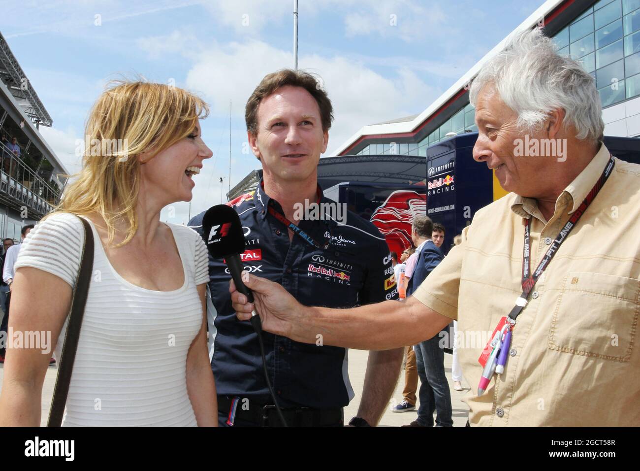 (L bis R): Geri Halliwell (GBR) Sänger mit Christian Horner (GBR), dem Leiter des Red Bull Racing Teams und Bob Constanduros (GBR), Journalist und Circuit-Kommentator. Großer Preis von Großbritannien, Sonntag, 30. Juni 2013. Silverstone, England. Stockfoto