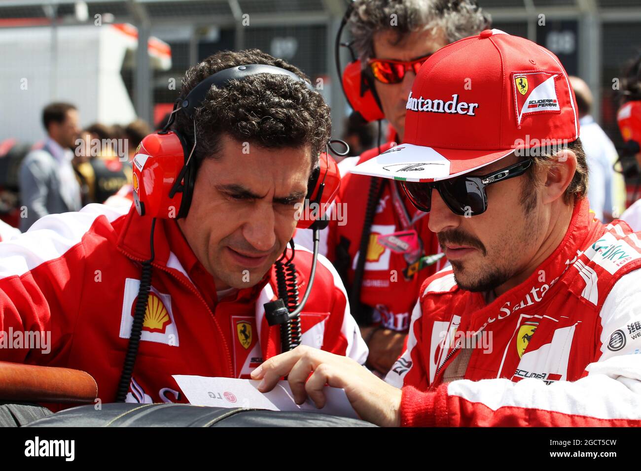 Fernando Alonso (ESP) Ferrari am Start mit Andrea Stella (ITA) Ferrari Race Engineer. Großer Preis von Großbritannien, Sonntag, 30. Juni 2013. Silverstone, England. Stockfoto