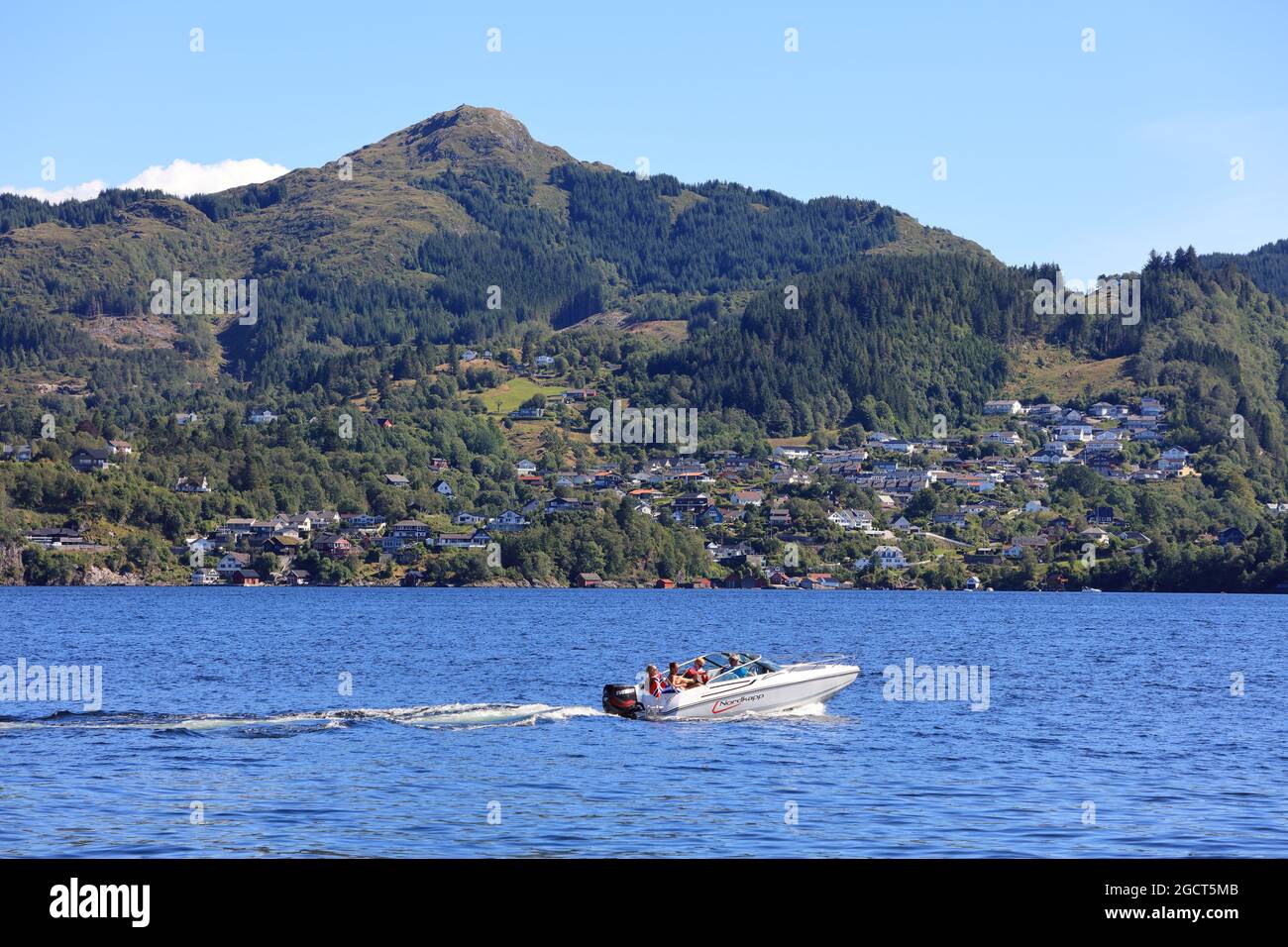 SALHUSFJORDEN, NORWEGEN - 24. JULI 2020: Menschen fahren im Salhusfjord mit dem Motorboot. Norwegen hatte im Jahr 2015 8.8 Millionen ausländische Besucher. Stockfoto