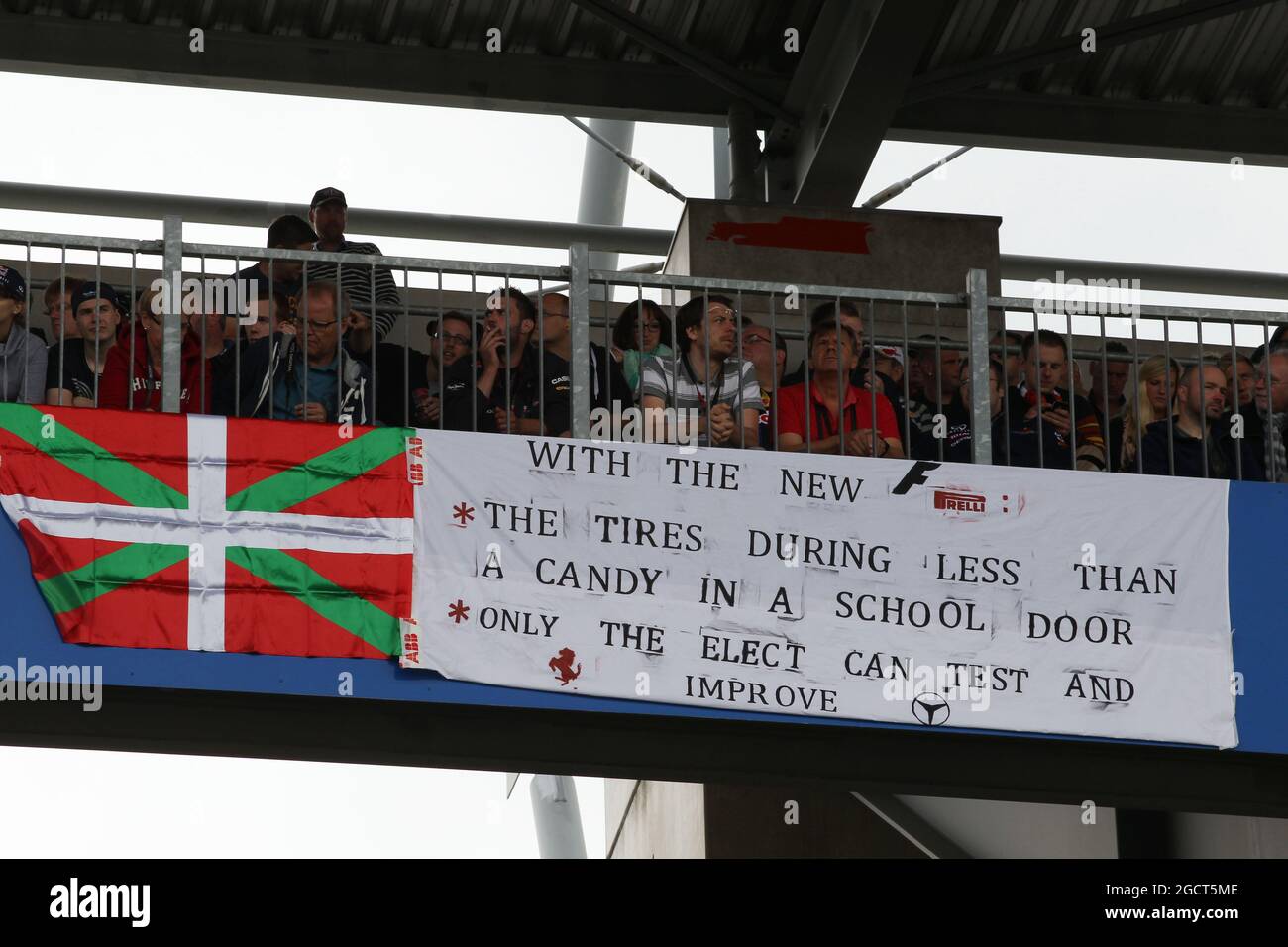 Eine klare Botschaft für Pirelli in einem Banner auf der Tribüne. Großer Preis von Deutschland, Freitag, 5. Juli 2013. Nürburgring, Deutschland. Stockfoto