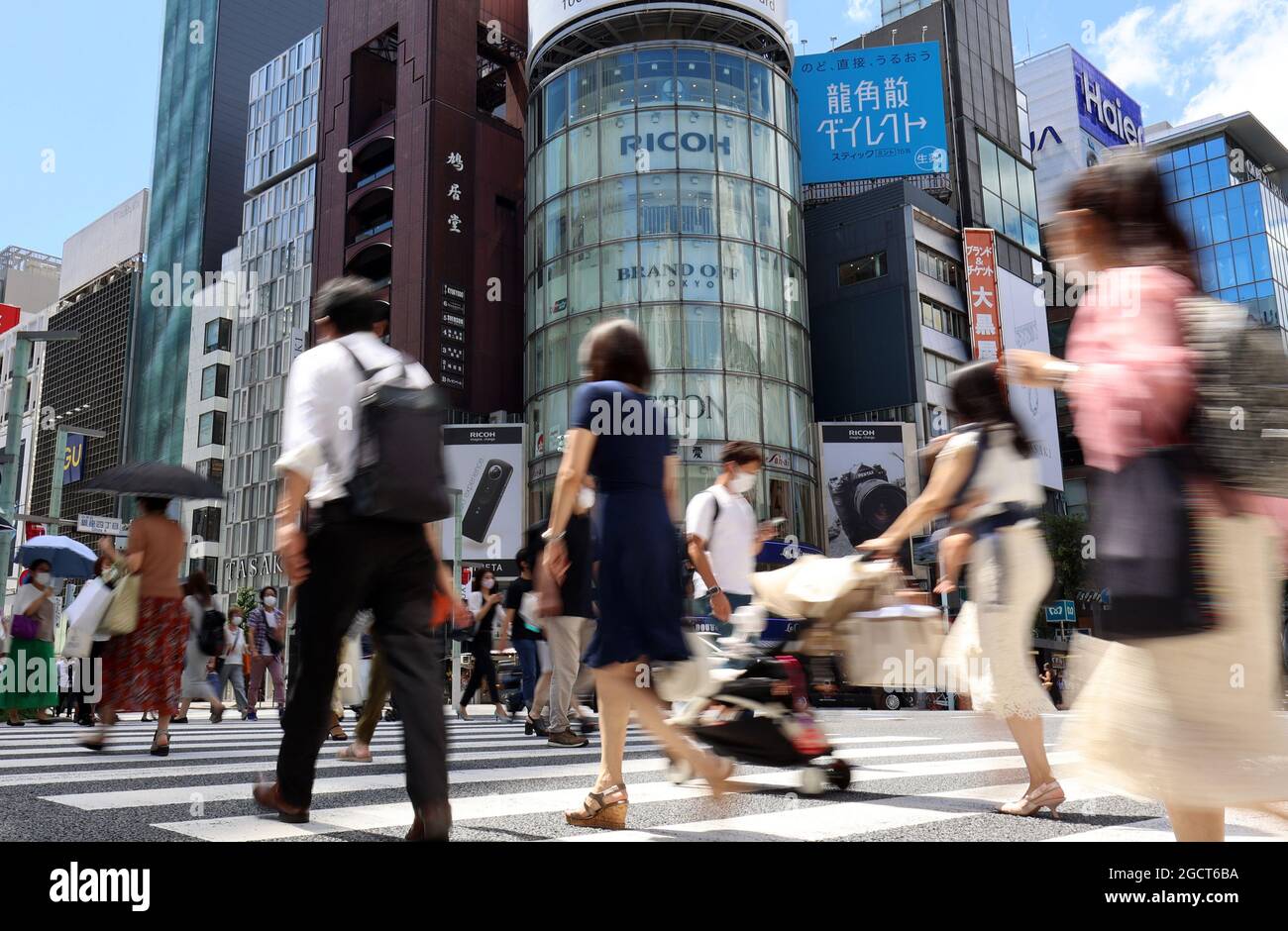 Tokio, Japan. August 2021. Am Dienstag, den 10. August 2021, überqueren die Menschen im Tokioter Modeviertel Ginza eine Straße. Die Temperatur in Tokio stieg um über 36 Grad Celsius. Quelle: Yoshio Tsunoda/AFLO/Alamy Live News Stockfoto