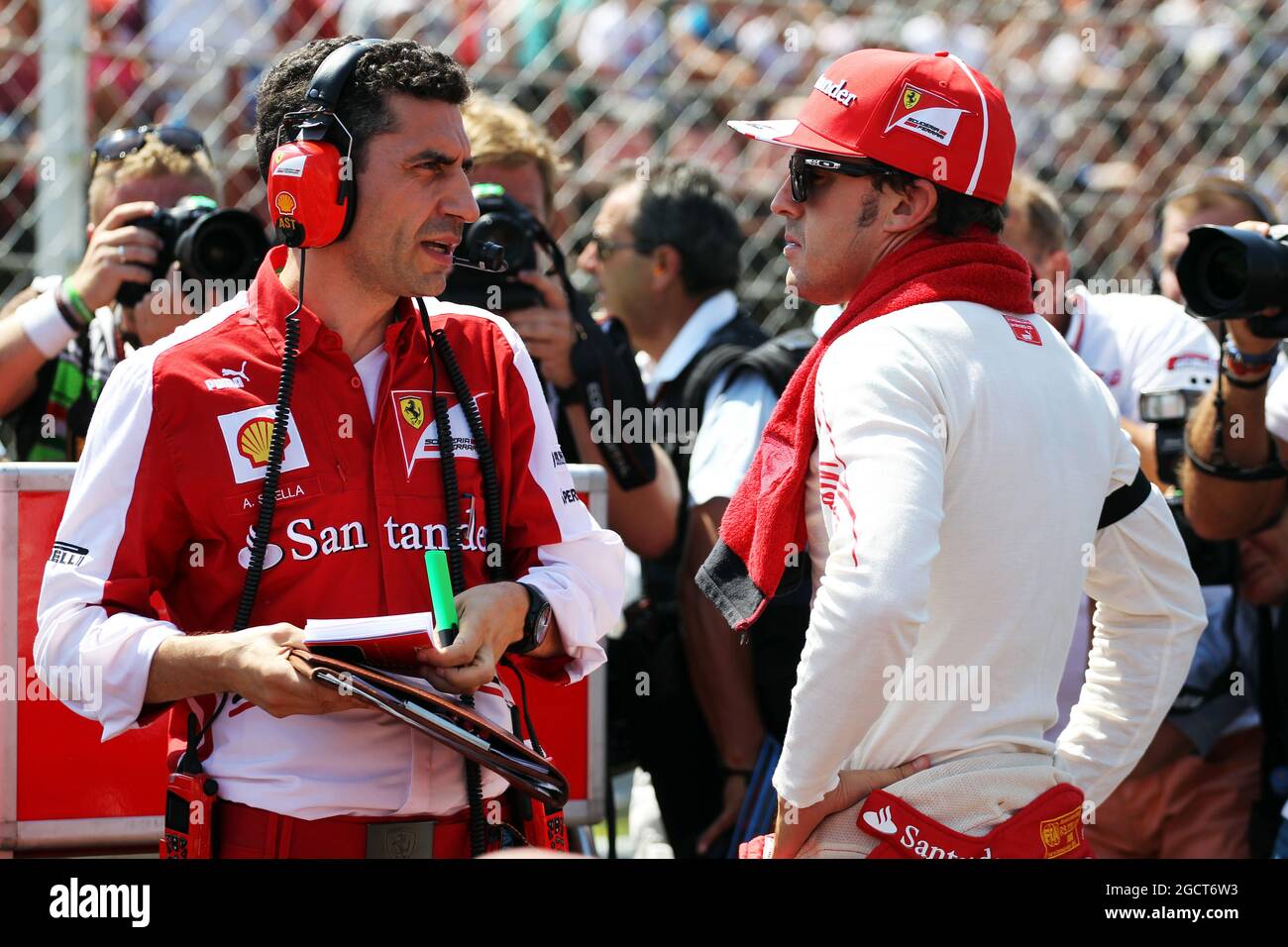 Fernando Alonso (ESP) Ferrari mit Andrea Stella (ITA) Ferrari Renningenieur am Start. Großer Preis von Ungarn, Sonntag, 28. Juli 2013. Budapest, Ungarn. Stockfoto