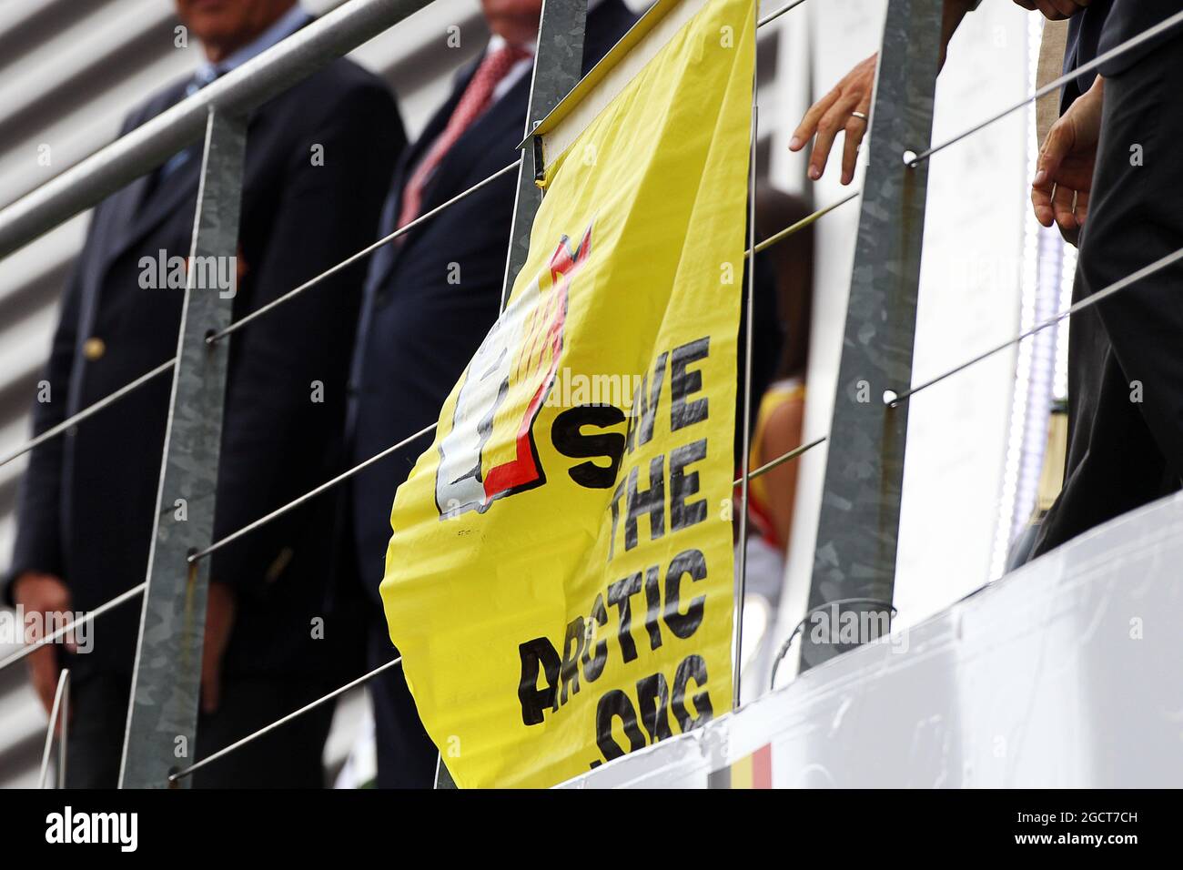 Greenpeace protestiert gegen die Renntitelsponsoren Shell am Podium. Großer Preis von Belgien, Sonntag, 25. August 2013. Spa-Francorchamps, Belgien. Stockfoto