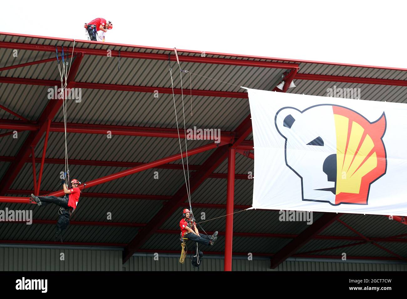Greenpeace protestiert gegen die Renntitelsponsoren Shell auf dem Dach der Haupttribüne. Großer Preis von Belgien, Sonntag, 25. August 2013. Spa-Francorchamps, Belgien. Stockfoto